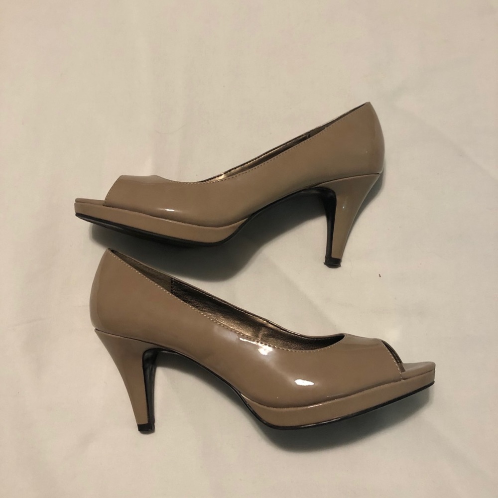 Bandolino nude patent peep-toe pumps